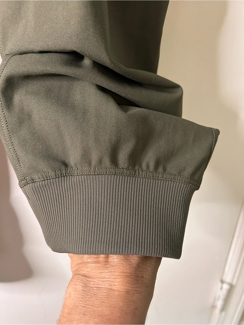 LULULEMON ABC WARPSTREME JOGGERS IN ARMY GREEN SIZE MEDIUM